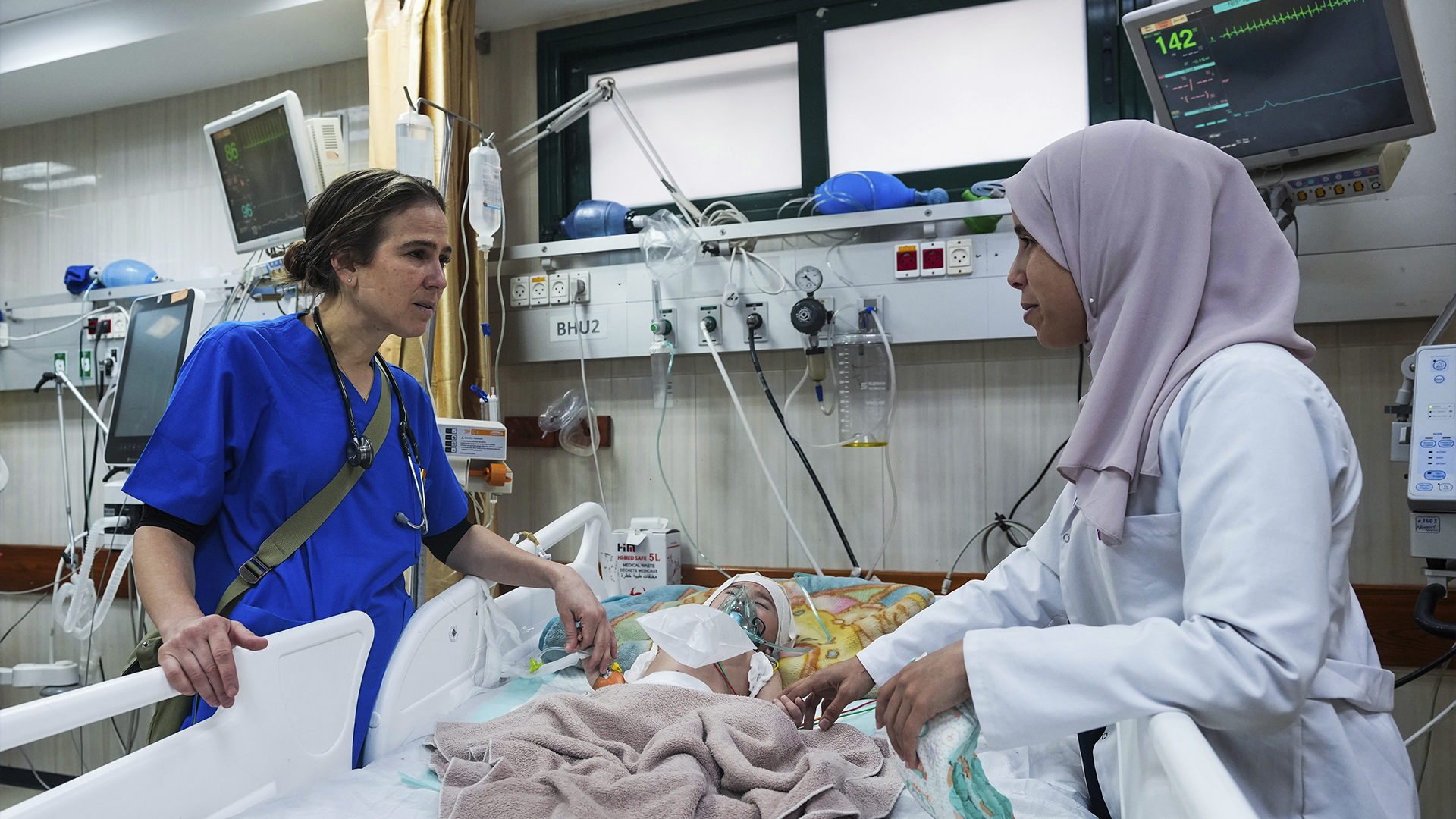 La pédiatre Tanya Haj-Hassan examine des enfants blessés dans le centre de Gaza. 