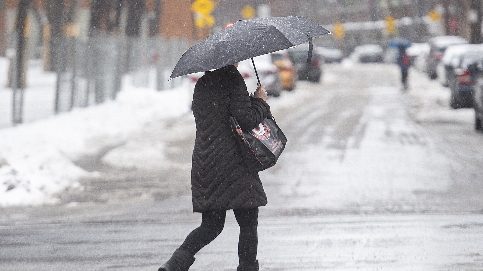 Une personne marche avec un parapluie à Montréal en décembre 2023.