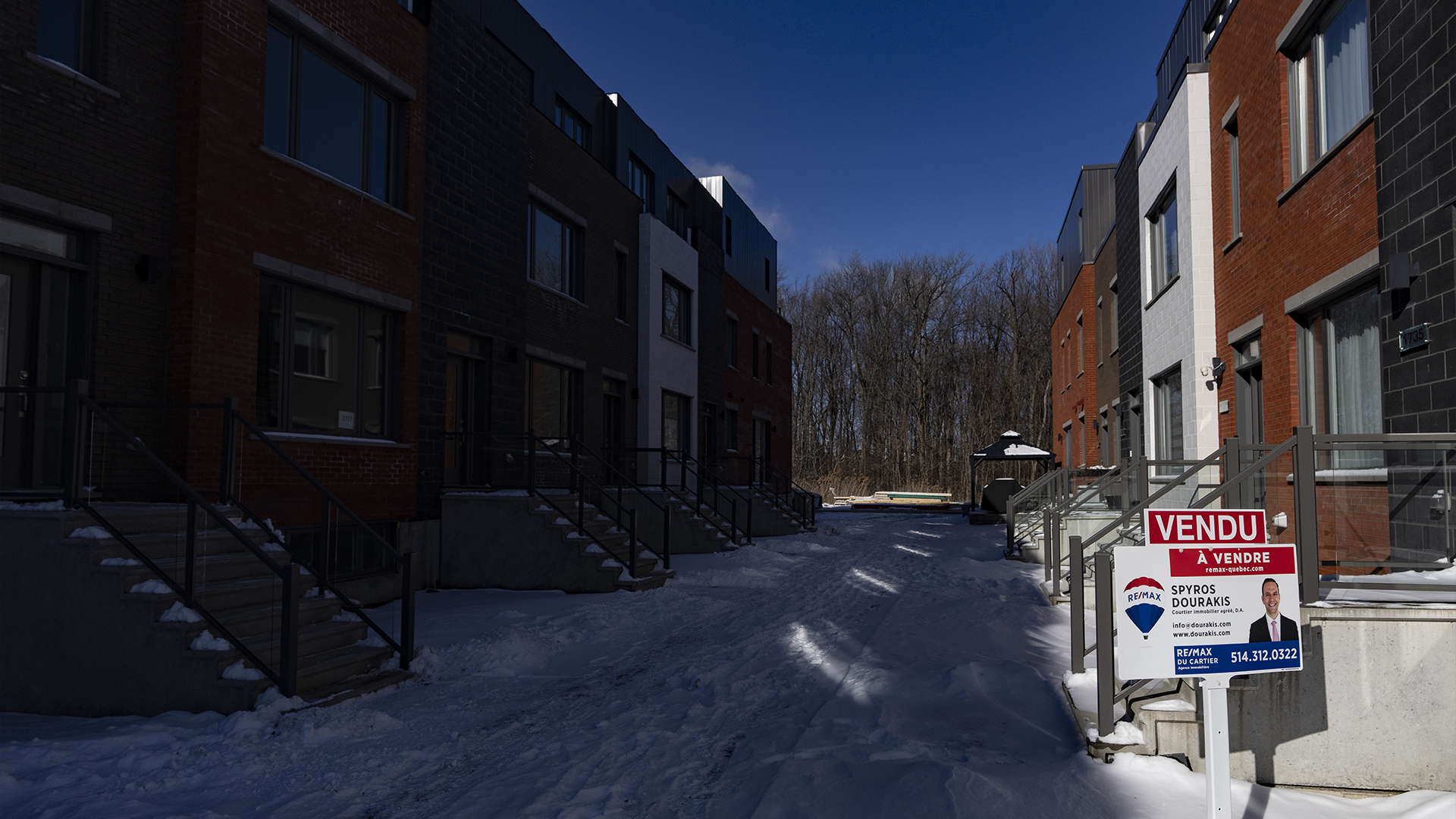 Un panneau «vendu» dans un nouveau développement domiciliaire à Lasalle, un arrondissement de Montréal, le lundi 19 février 2024.