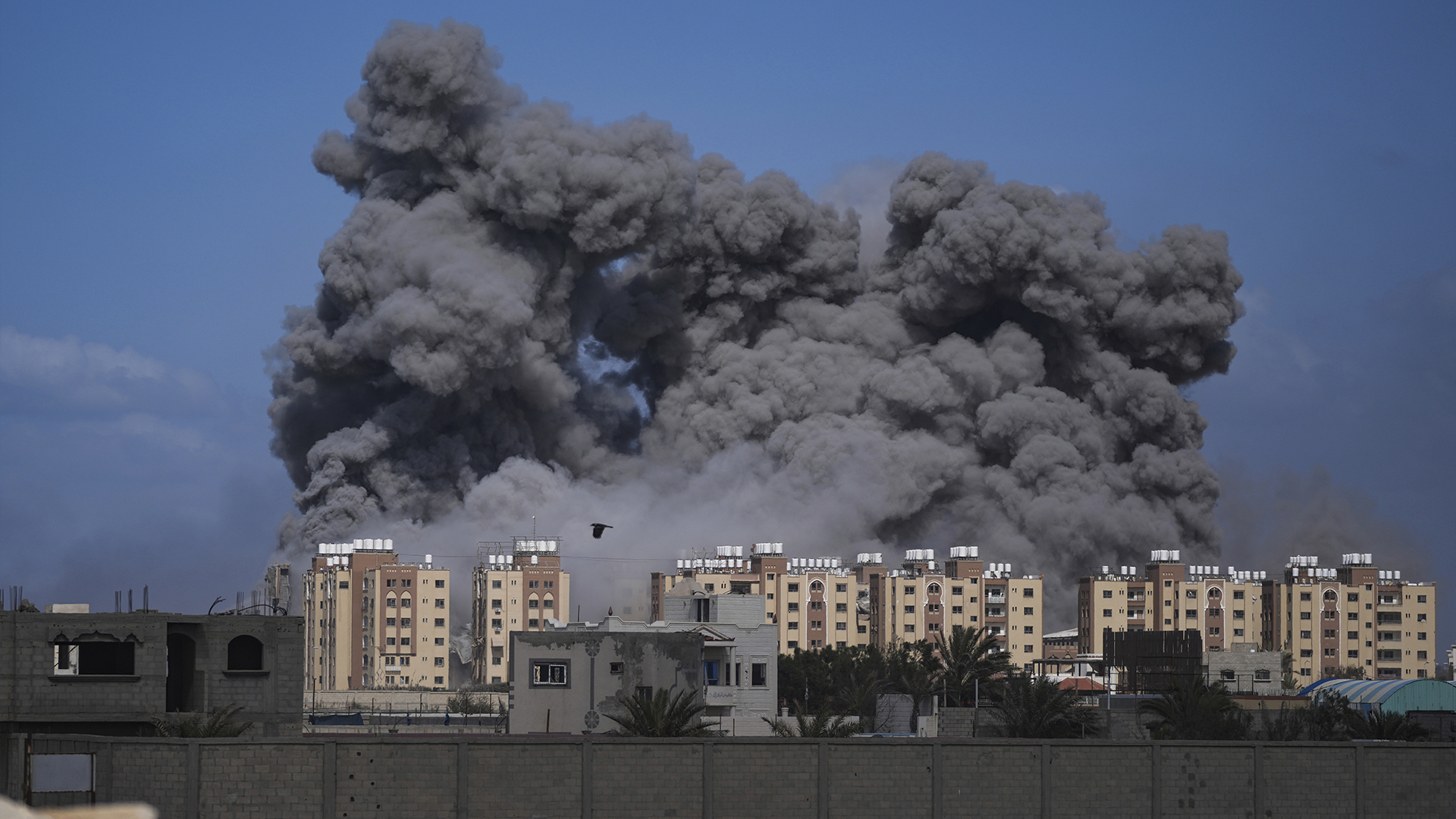 De la fumée s'élève après une frappe aérienne israélienne dans le centre de la bande de Gaza, le 22 mars 2024.