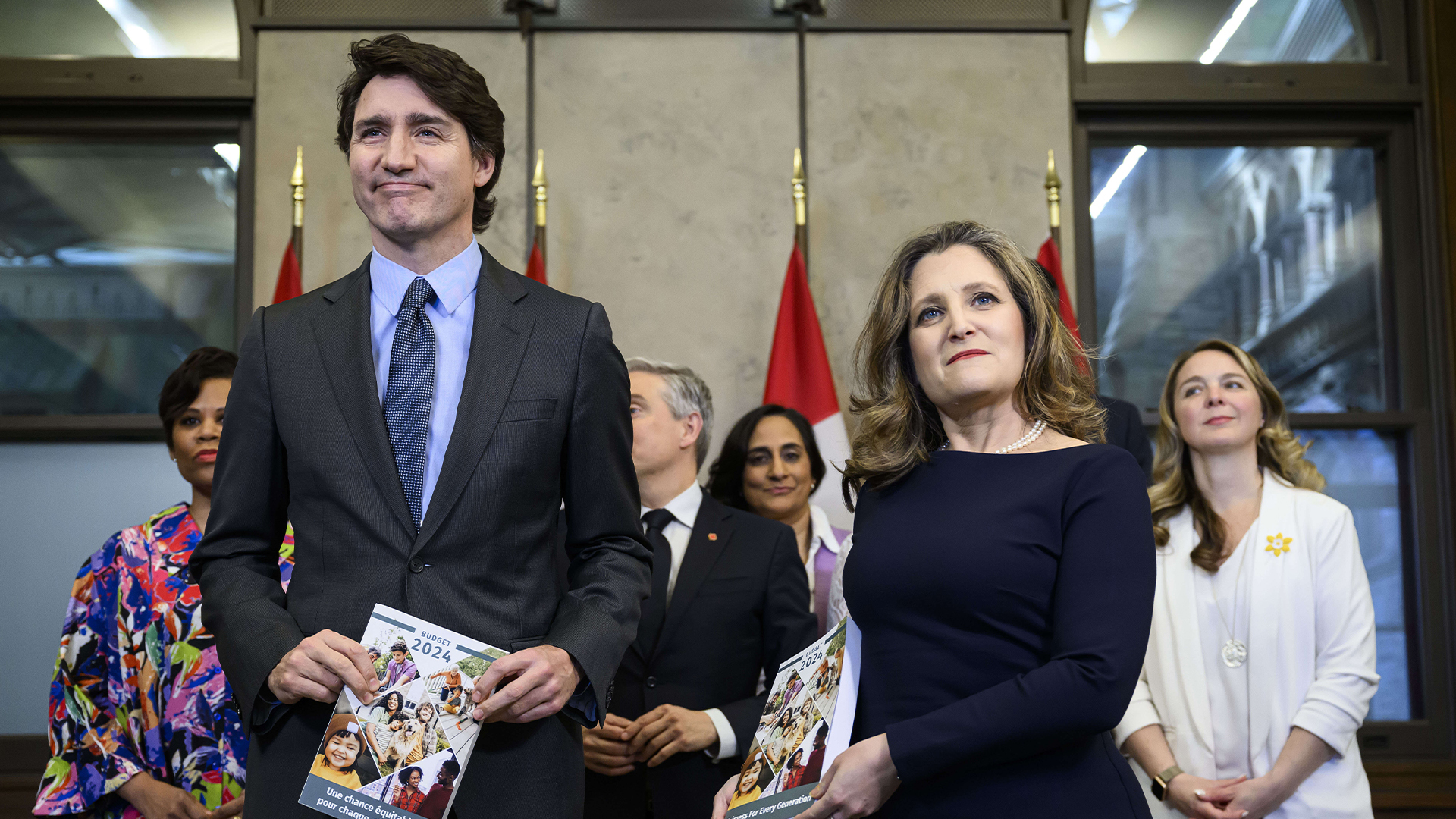 Le premier ministre Justin Trudeau (à gauche) et la ministre fédérale des Finances, Chrystia Freeland, lors du dépôt du budget 2024 du Canada à Ottawa le 16 avril.