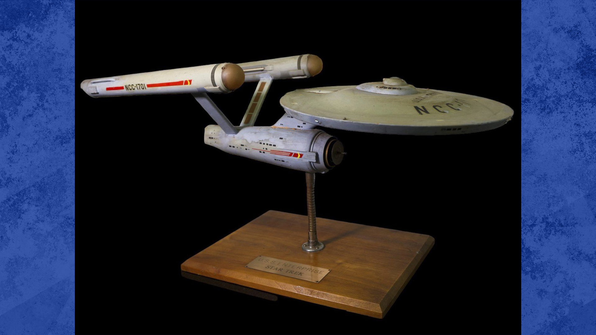 La première maquette de l'USS Enterprise est exposée à Heritage Auctions à Los Angeles, le 13 avril 2024. 