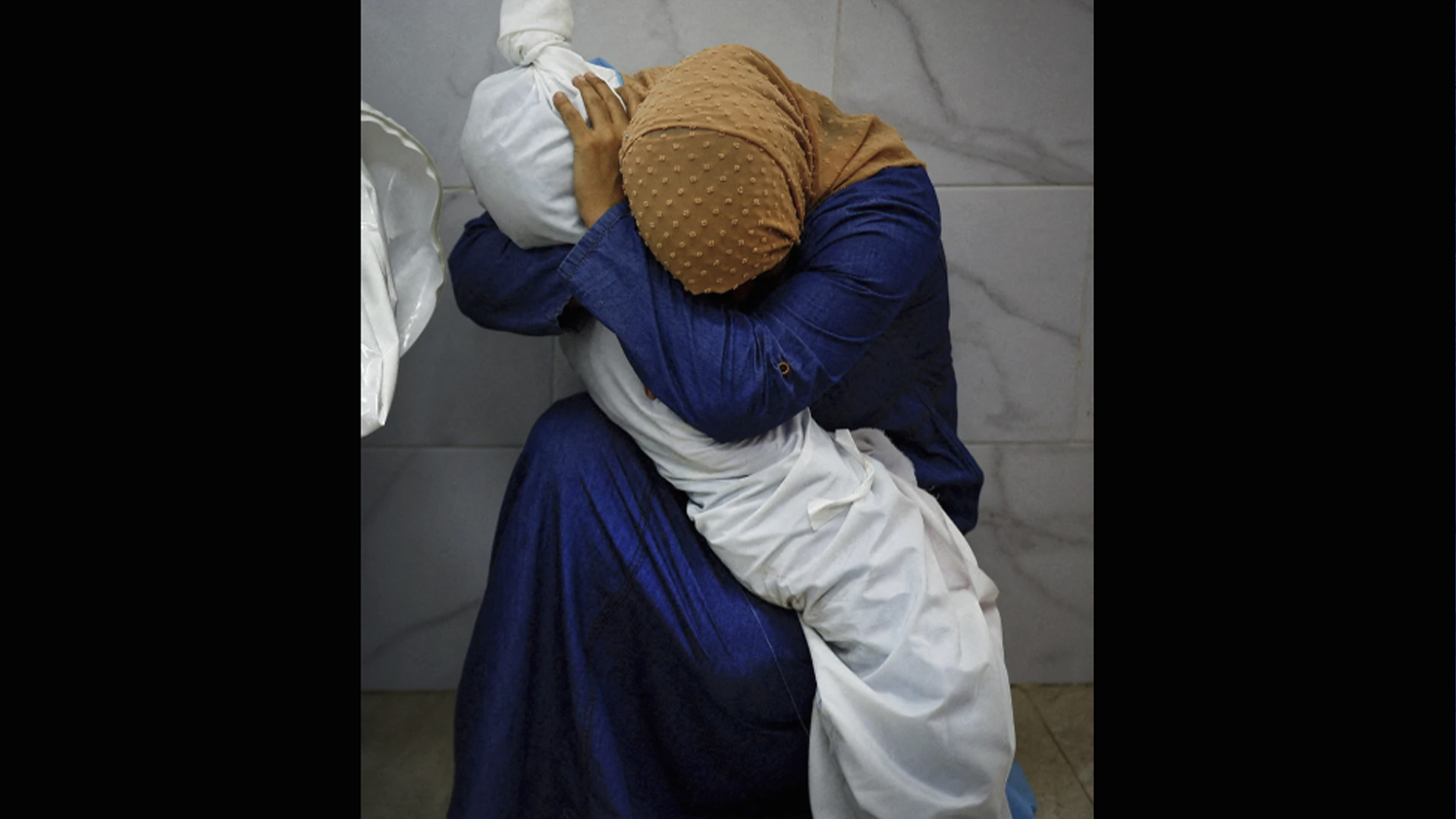 «Une femme palestinienne embrasse le corps de sa nièce» la photo gagnante du World Press Photo 2024.