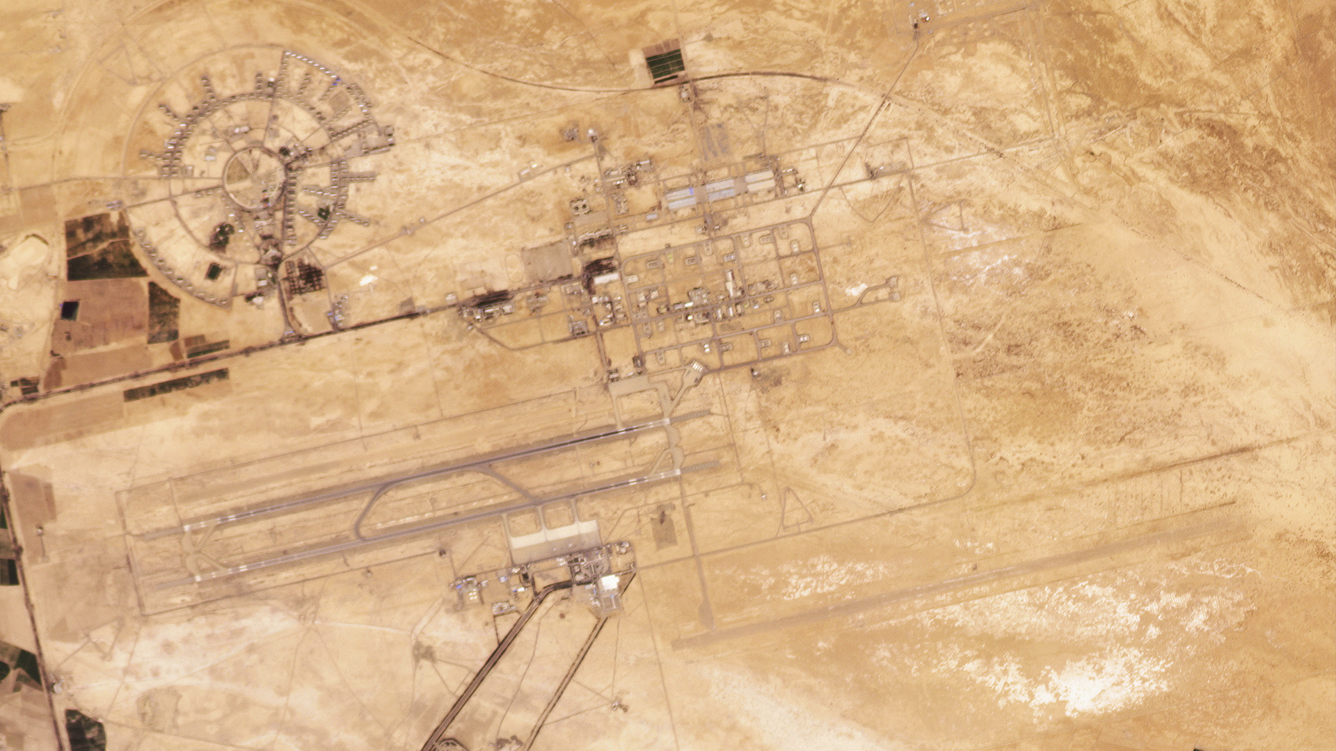 Cette image satellite de Planet Labs PBC montre l'aéroport civil à double usage et la base aérienne d'Ispahan, en Iran, jeudi 18 avril 2024. 