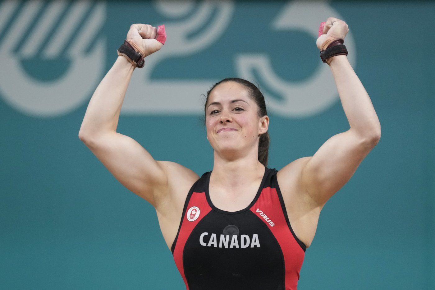 L'haltérophile québécoise Maude Charron célèbre lors de l'épreuve de 59 kg des Jeux panaméricains, le dimanche 22 octobre 2023 à Santiago, au Chili. 