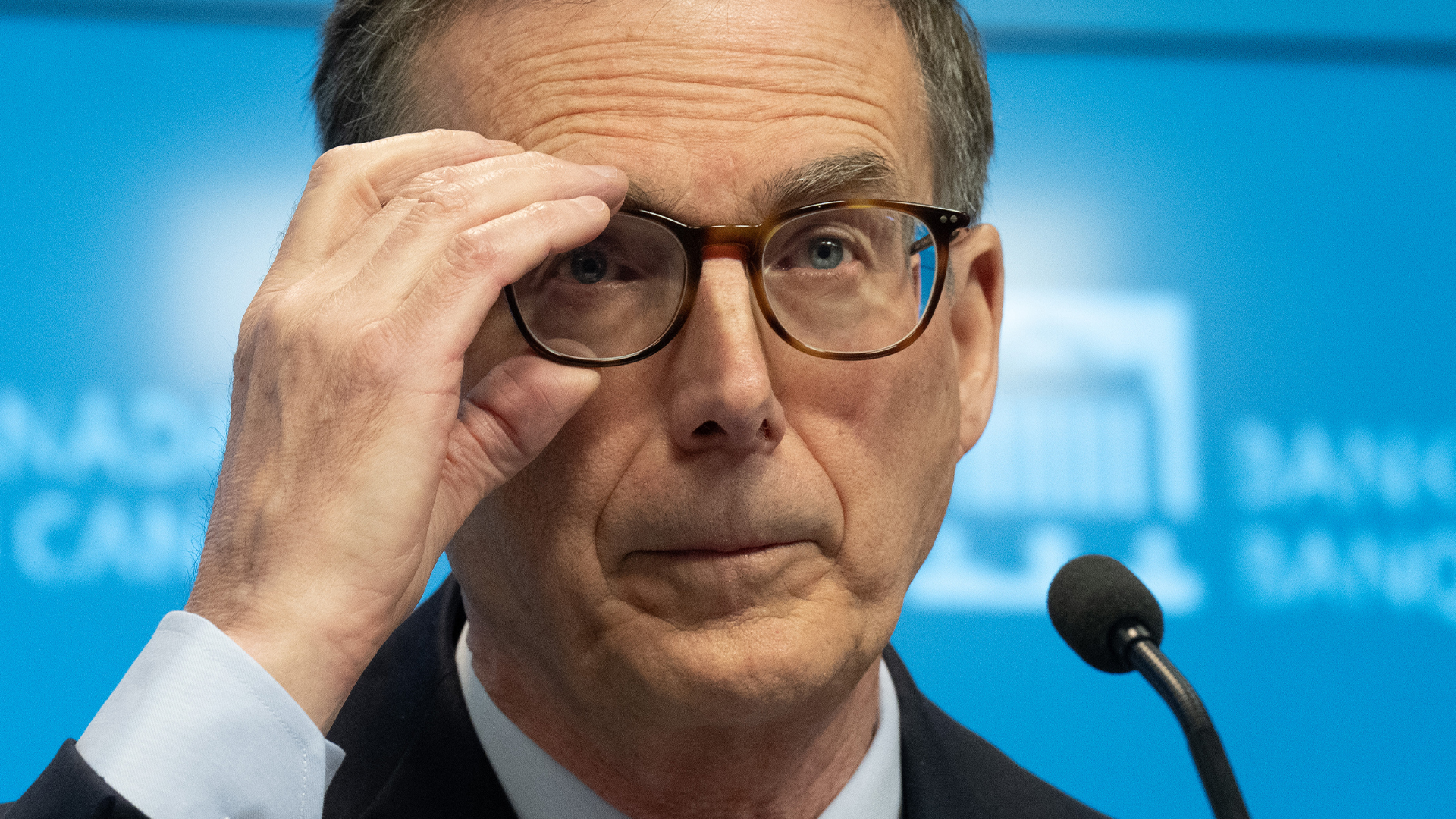 Le gouverneur de la Banque du Canada, Tiff Macklem, ajuste ses lunettes lors d'une conférence de presse à la suite d'une annonce sur le taux directeur, le 10 avril 2024 à Ottawa.