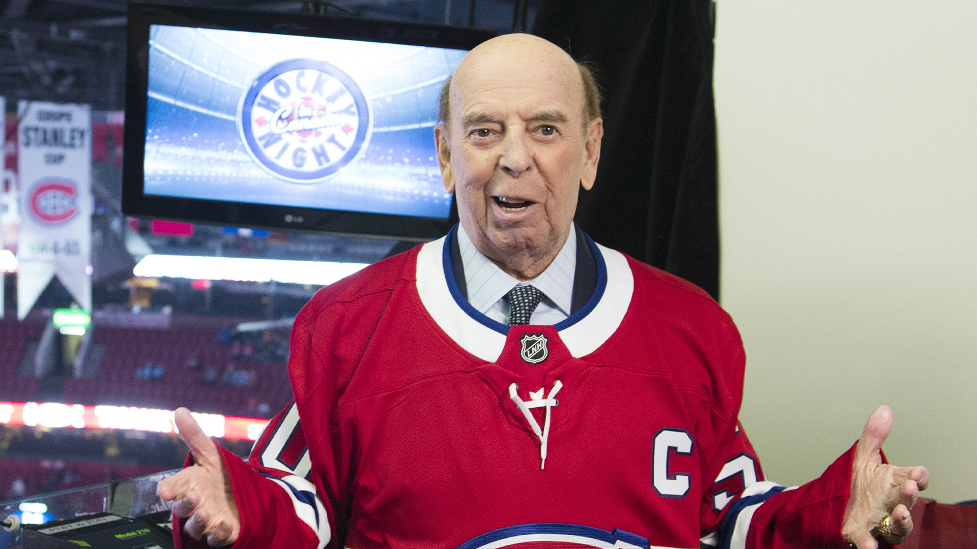 Bob Cole pose avant d'annoncer son dernier match de hockey dans la LNH alors que les Canadiens de Montréal affrontent les Maple Leafs de Toronto à Montréal, le samedi 6 avril 2019. 