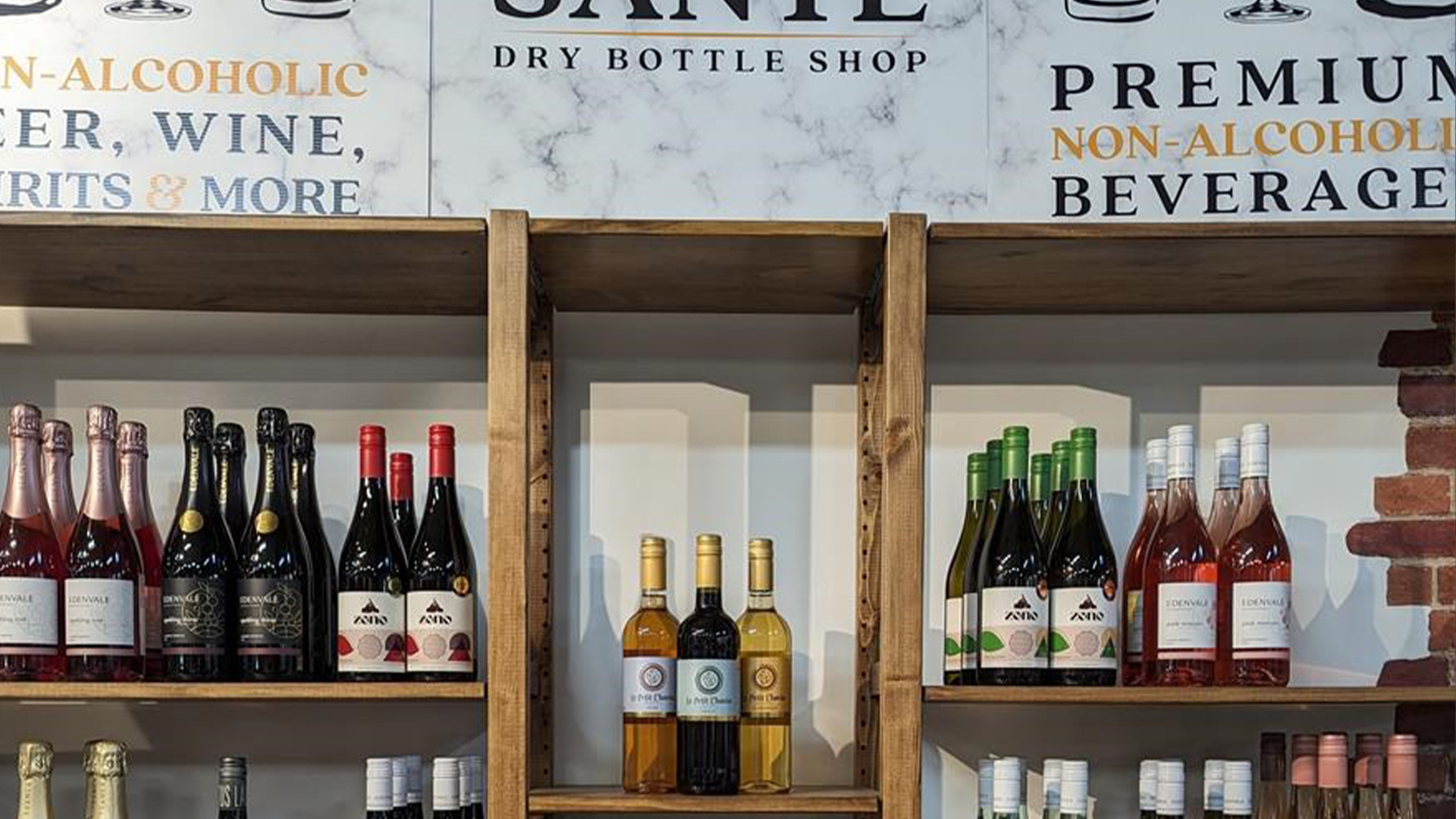 Jonathan Barembruch a ouvert le tout premier magasin de bouteilles non alcoolisées de Calgary, Santé Dry Bottle Shop, au Crossroads Market en juillet dernier pour combler cette lacune. Ce magasin fait partie des nombreuses boutiques de bouteilles non alcoolisées qui ont vu le jour au cours de l'année écoulée. 