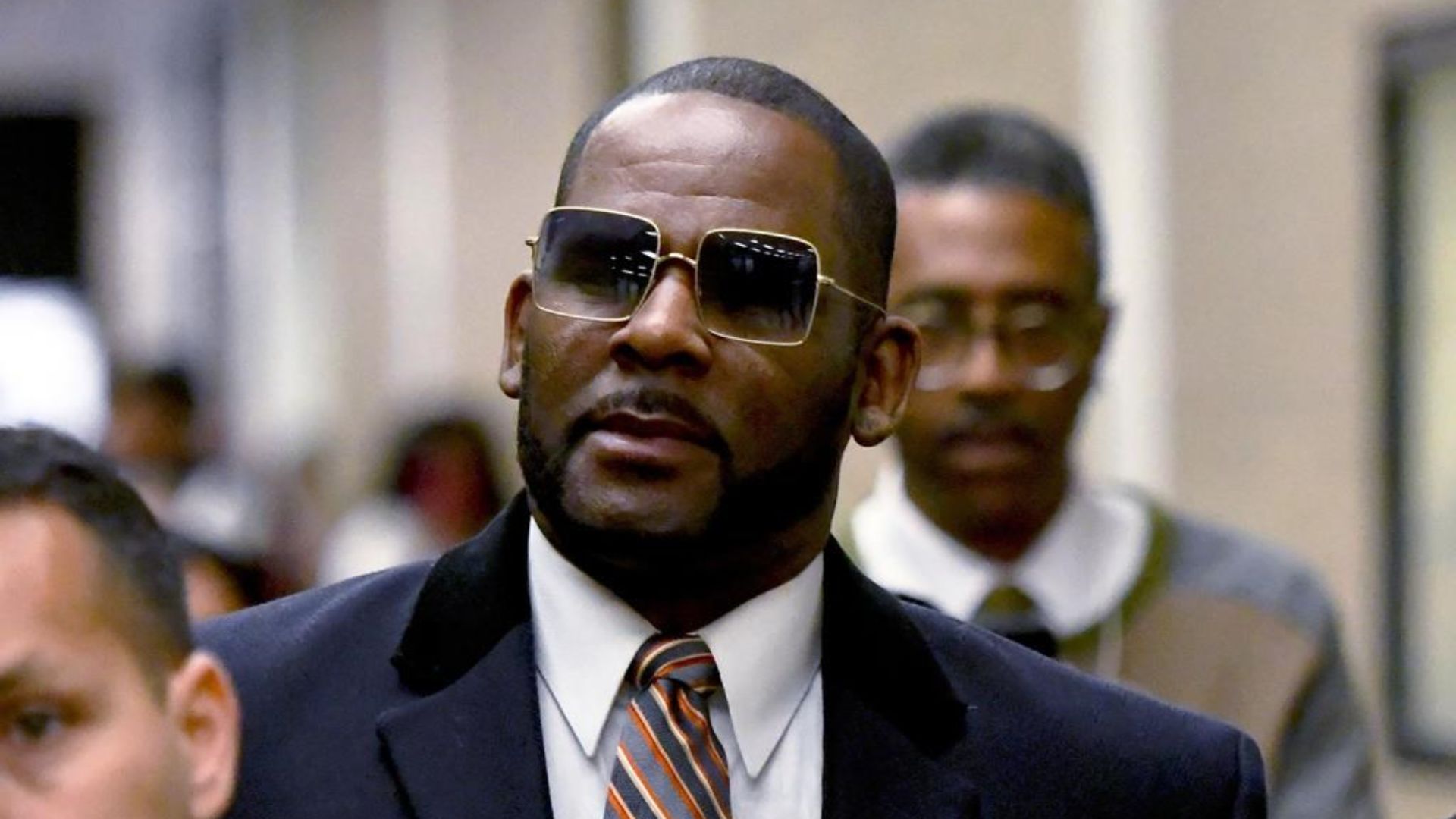 Le chanteur R. Kelly a été condamné à juste titre à 20 ans de prison pour des crimes sexuels sur des enfants.