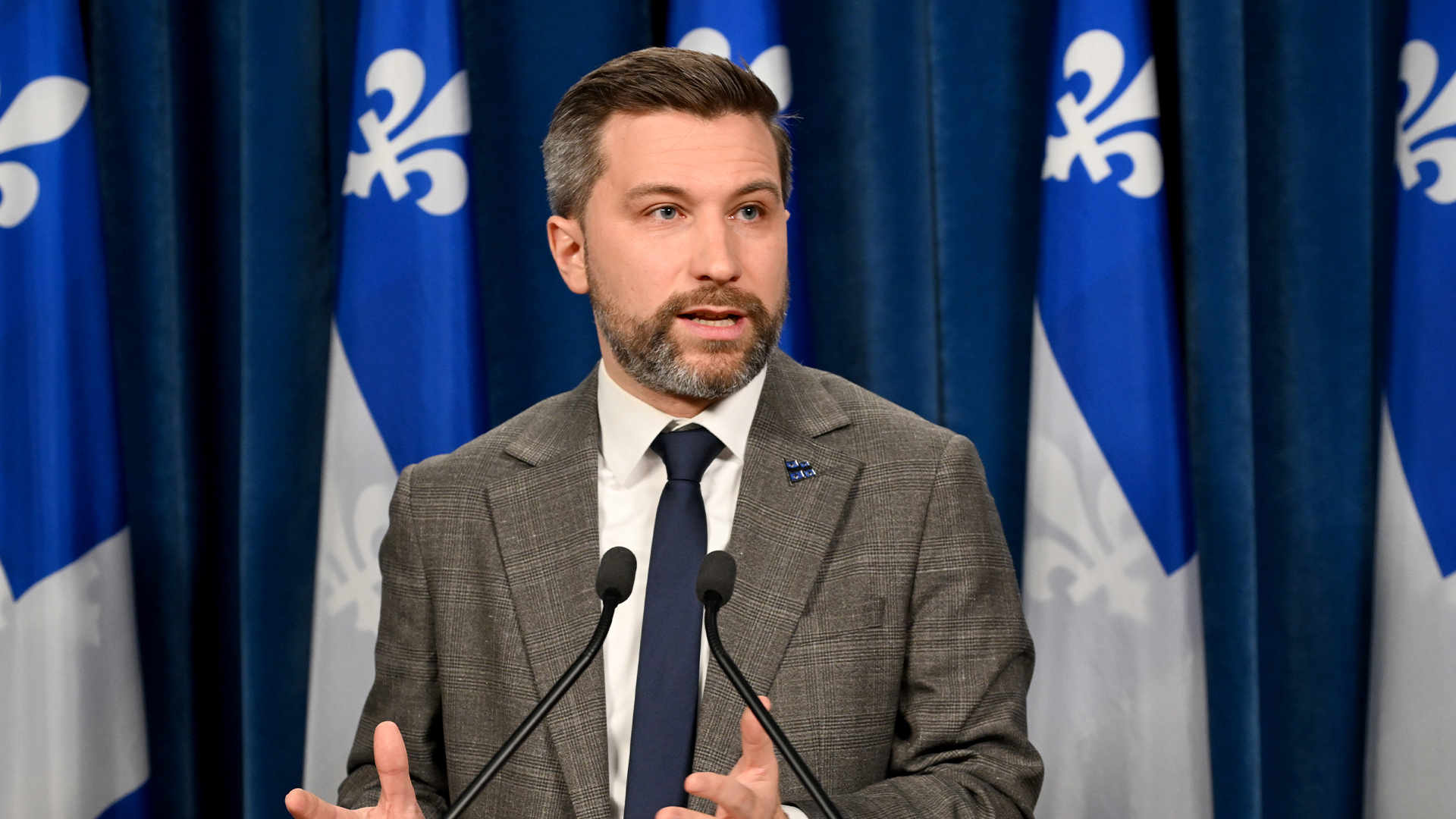 Gabriel Nadeau-Dubois s'exprime lors d'une conférence de presse, le 13 février 2024 à Québec.