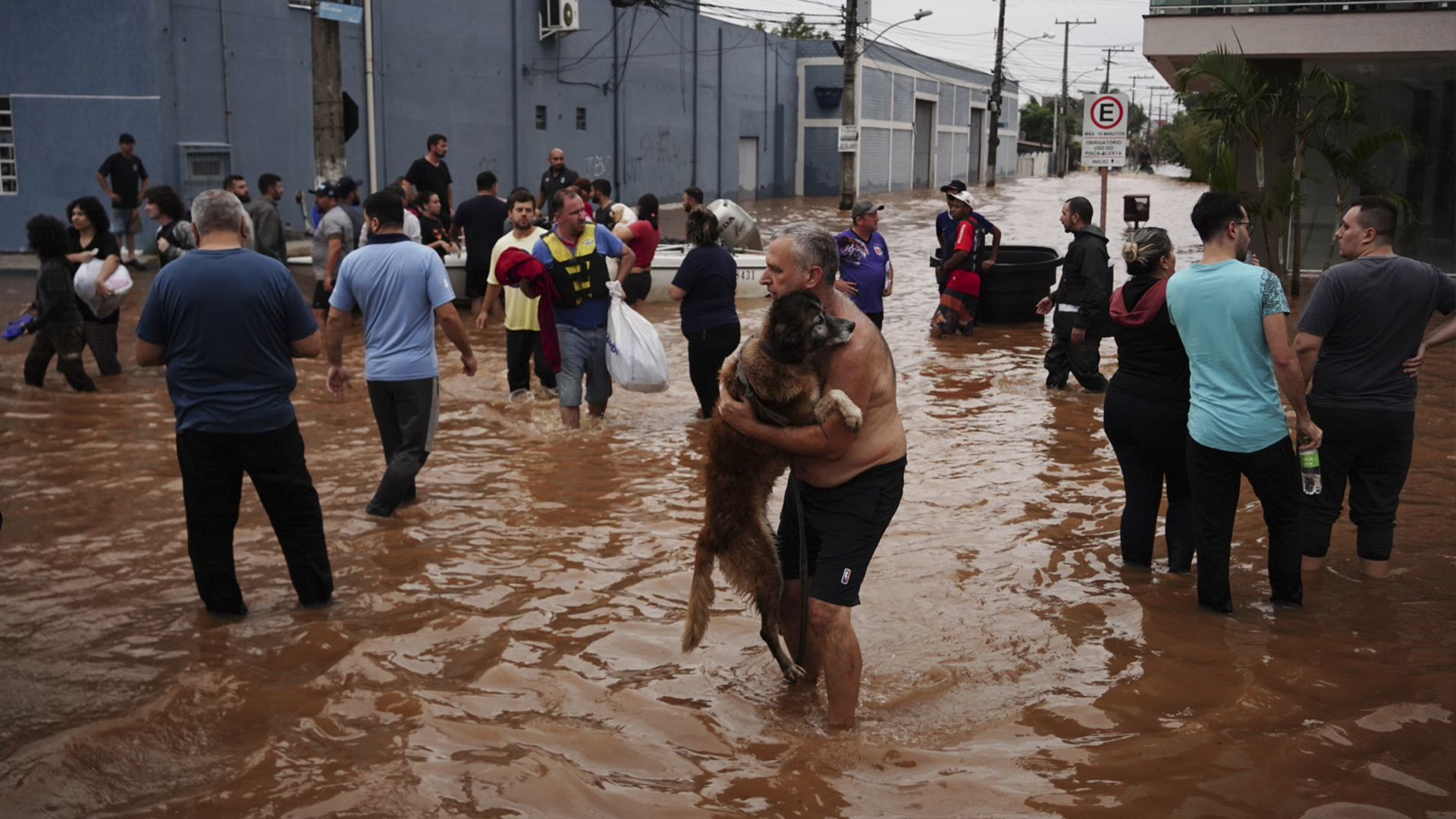 Enchentes no Brasil matam pelo menos 75 pessoas