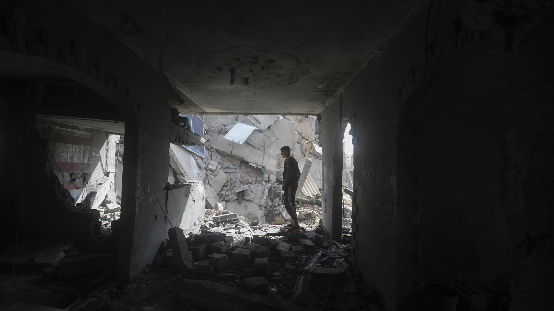 Des Palestiniens observent les destructions après une frappe israélienne contre un immeuble résidentiel à Rafah, dans la bande de Gaza, le mardi 7 mai 2024.