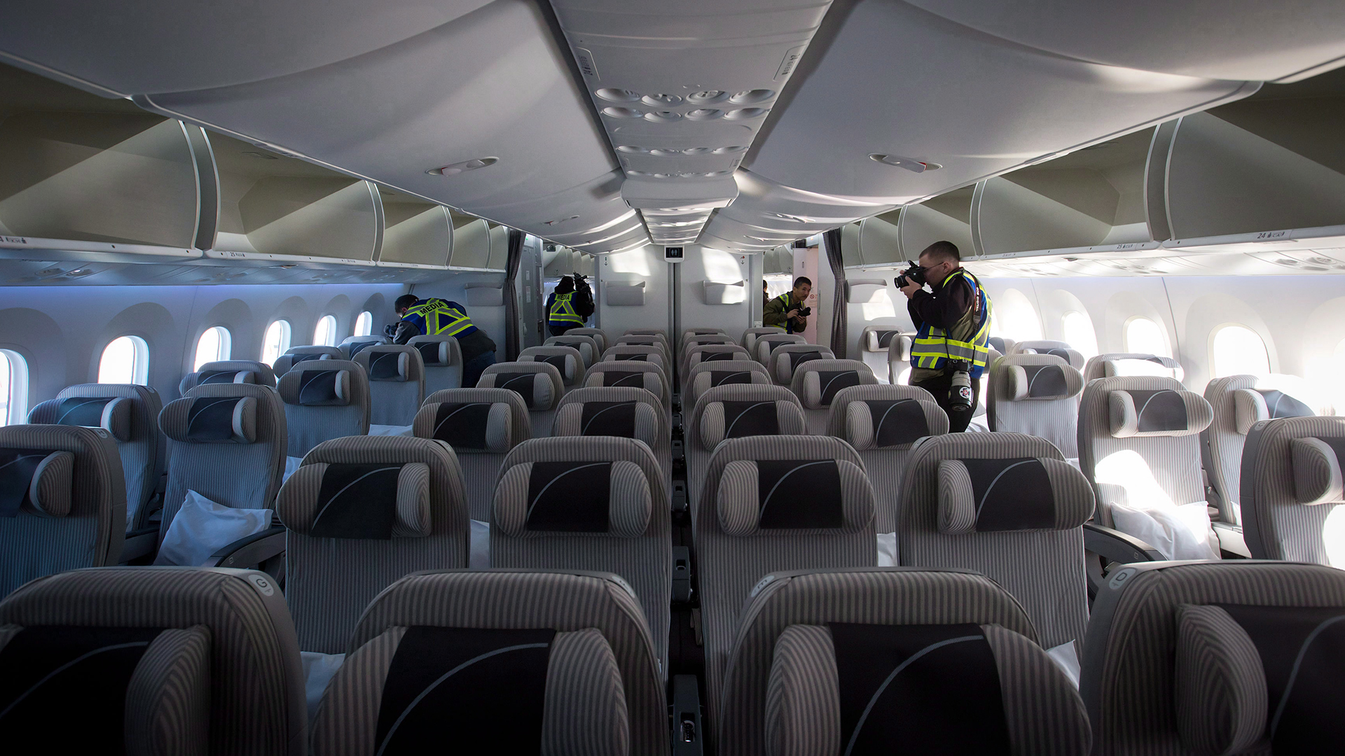 Des membres des médias prennent des photos et enregistrent des vidéos dans la cabine économique avant d'un Boeing 787-800 Dreamliner après son arrivée à l'aéroport international de Vancouver, à Richmond, en Colombie-Britannique, le lundi 3 février 2014.