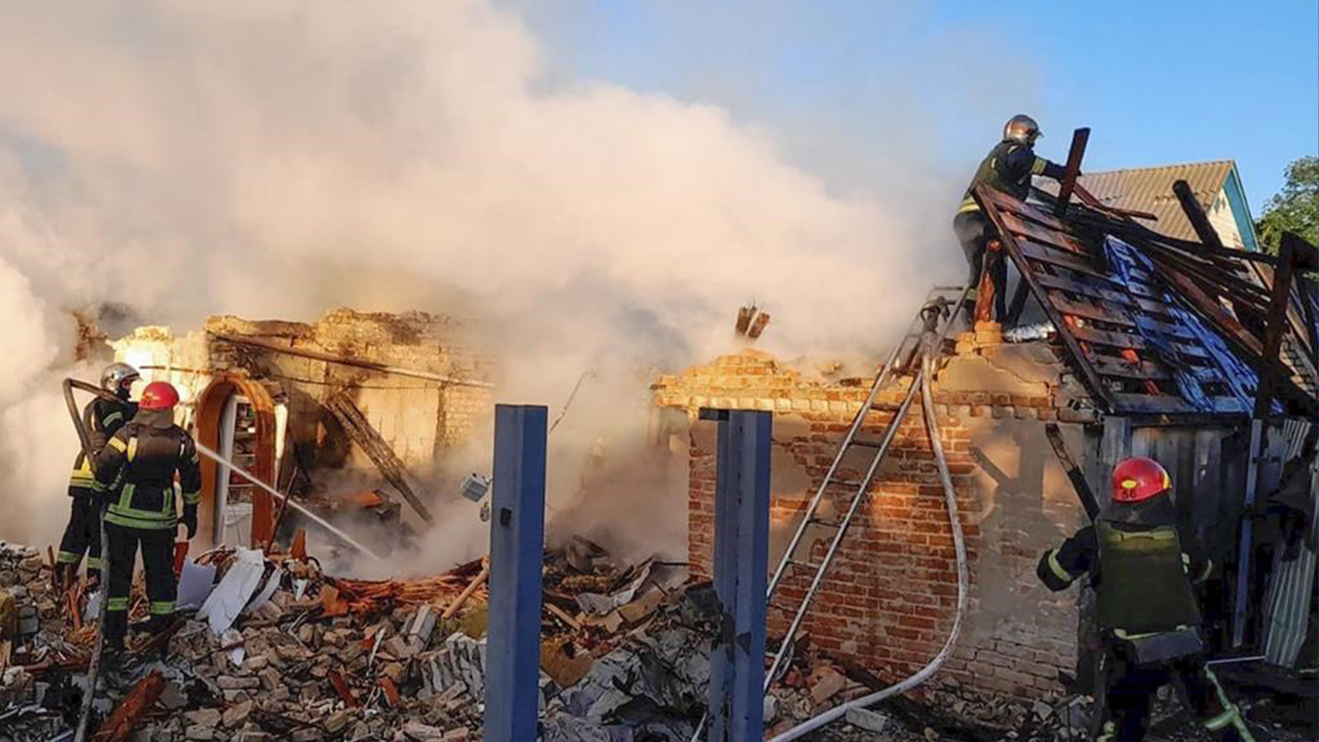 Sur cette photo fournie par le service d'urgence ukrainien, des sauveteurs travaillent sur un bâtiment endommagé après une attaque de missiles russes dans la région de Kiev, en Ukraine, mercredi 8 mai 2024. 