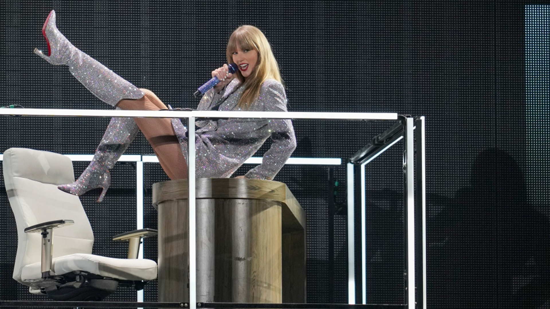 Taylor Swift se produit dans le cadre de la tournée Eras Tour au Tokyo Dome, mercredi 7 février 2024. 