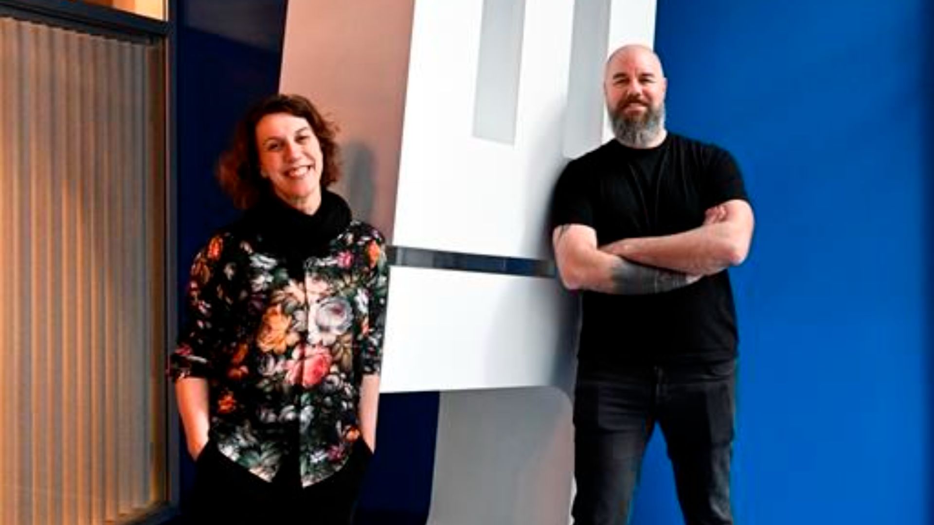 La directrice générale d'Ubisoft Québec, Nathalie Bouchard, et le directeur de jeu Charles Benoit dans les bureaux d'Ubisoft à Québec