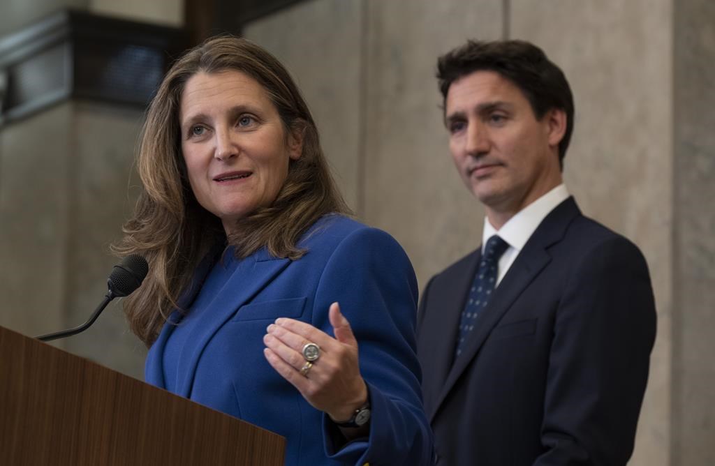 Le premier ministre Justin Trudeau regarde la vice-première ministre et ministre des Finances Chrystia Freeland prendre la parole à Ottawa, le vendredi 7 octobre 2022. 