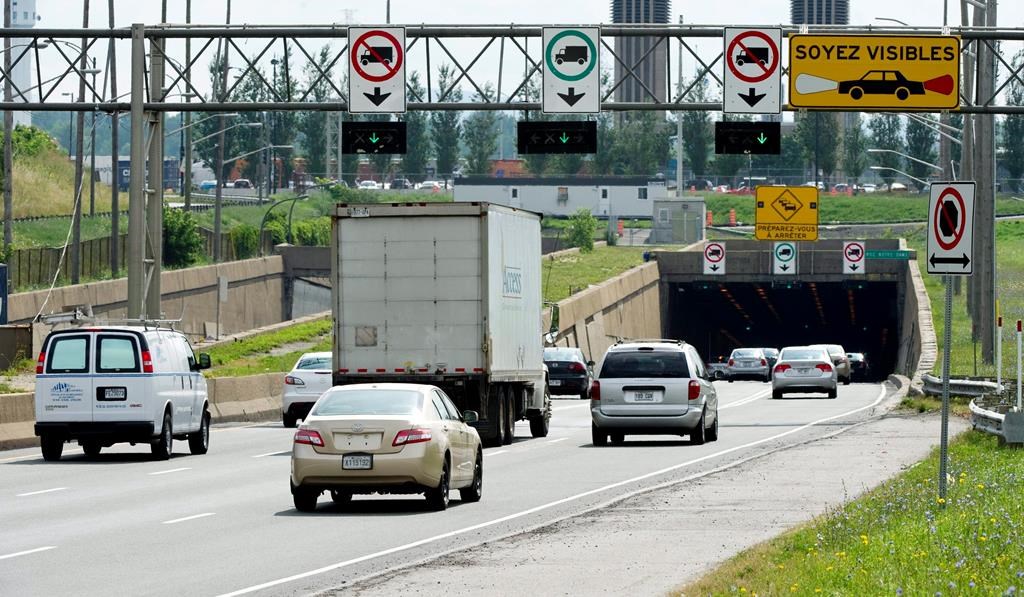 Environ 35 % à 40 % des camions qui passent par le Port de Montréal empruntent le tunnel qui relie Montréal à la Rive-Sud, a souligné M. Imbleau. Cela représente environ 1500 camions par jour.