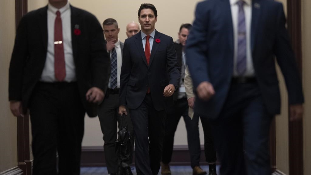 Le premier ministre Justin Trudeau se rend à une réunion du Cabinet sur la Colline du Parlement, à Ottawa, le jeudi 3 novembre 2022. THE CANADIAN PRESS/Adrian Wyld
