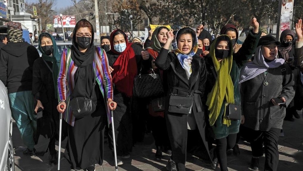 Des femmes afghanes scandent des slogans lors d'une manifestation contre l'interdiction de l'enseignement universitaire pour les femmes, à Kaboul, en Afghanistan, le 22 décembre 2022.