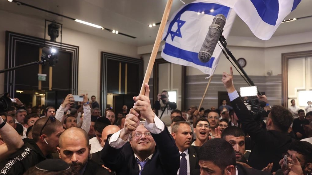 Les opposants de la coalition Nétanyahou ont fait valoir que son plan de refonte du système judiciaire du pays mettrait en péril la démocratie et des dizaines de milliers de manifestants ont défilé samedi soir à Tel-Aviv pour protester contre le projet de M. Nétanyahou.