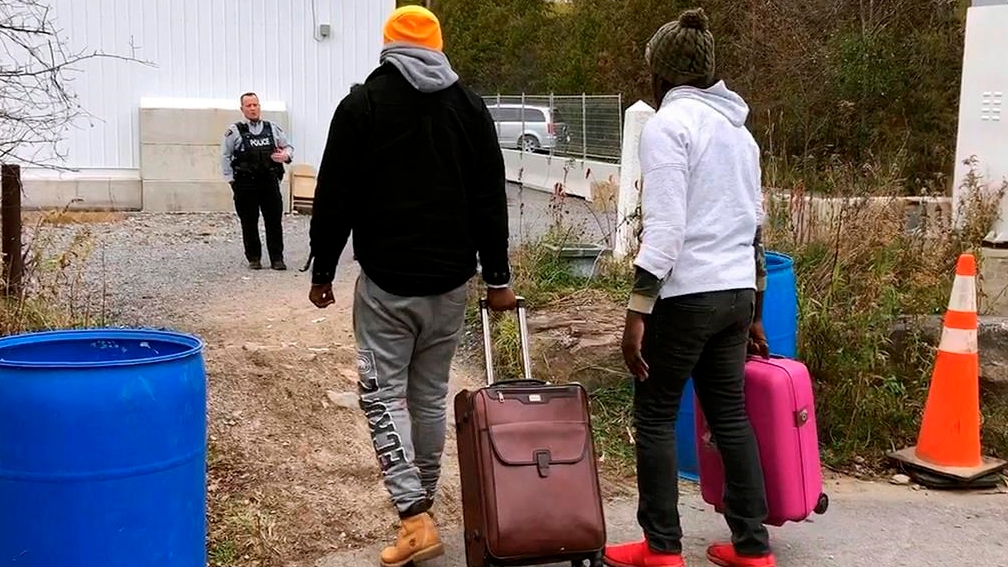 La réouverture des frontières internationales, après une fermeture forcée par la crise sanitaire en 2020 et en 2021, a provoqué un afflux jamais-vu de demandeurs d'asile aux portes du Canada.