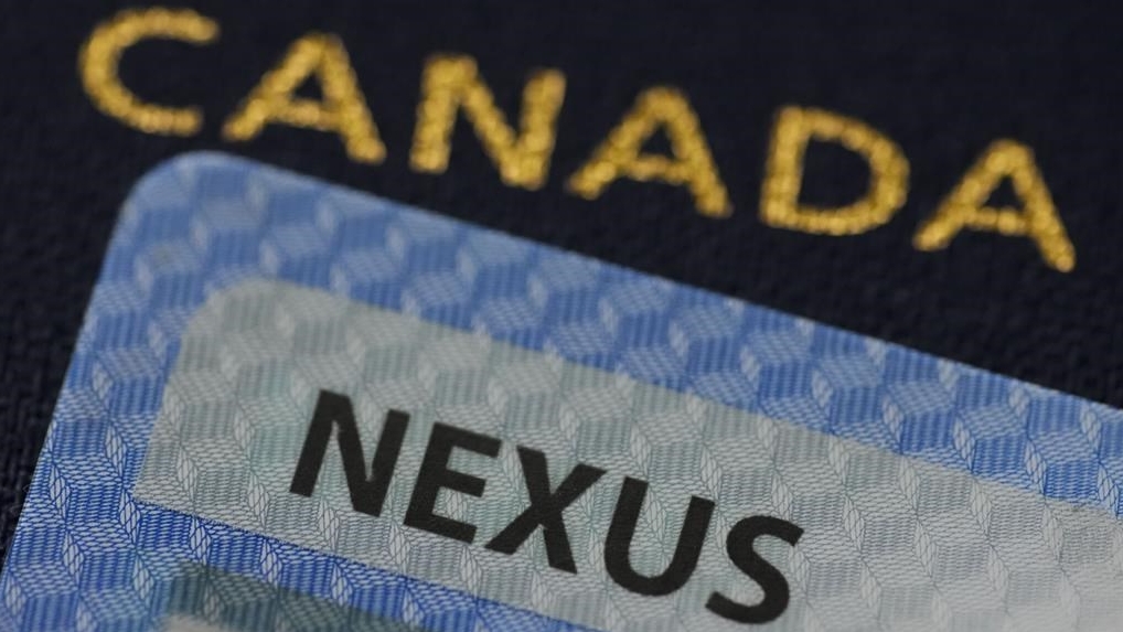 Le changement le plus important, qui entrera en vigueur au printemps, permettra aux agents frontaliers américains d’interroger les candidats Nexus dans certains aéroports canadiens avant d’embarquer sur un vol à destination des États-Unis.