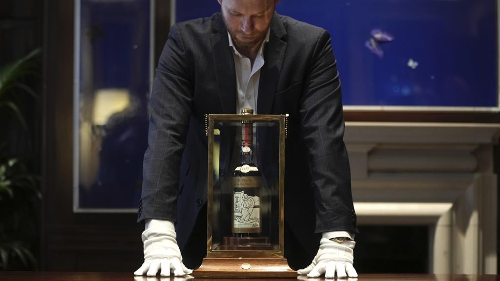 La bouteille de Macallan Adami 1926, un whisky considéré le plus recherché dans le monde, a été vendue lors d'un encan chez la maison Sotheby's de Londres.