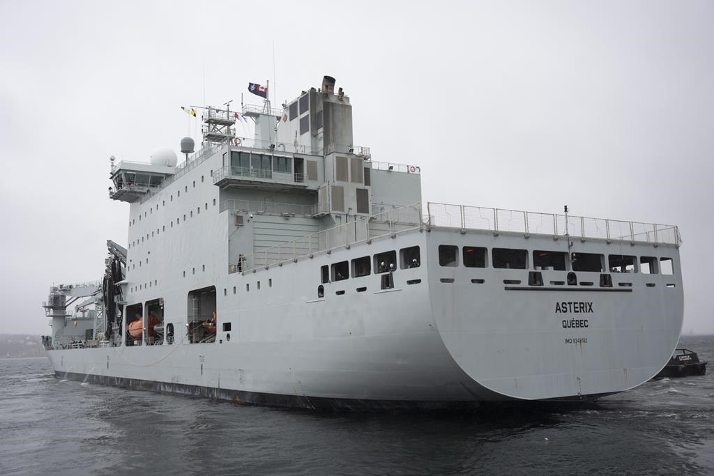 Le ministère de la Défense déclare qu'une enquête disciplinaire est en cours suite à des plaintes selon lesquelles un membre de l'unité attachée au navire de ravitaillement naval MV Astérix a fait des commentaires préjudiciables et inappropriés à l'égard de ses subordonnés. NRY MV Asterix est vu dans le port d'Halifax alors qu'il partait pour la région Indo-Pacifique dans le cadre de l'opération Projection à Halifax le dimanche 26 mars 2023. 