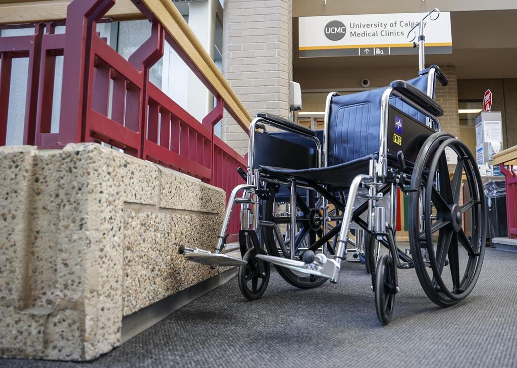 Des fauteuils roulants attendent les patients non ambulatoires à la clinique médicale de l'Université de Calgary, à Calgary, en Alberta. le 17 novembre 2022.