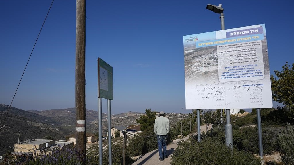 Un homme marche dans l'avant-poste juif de Givat Harel en Cisjordanie, le 14 février 2023. 