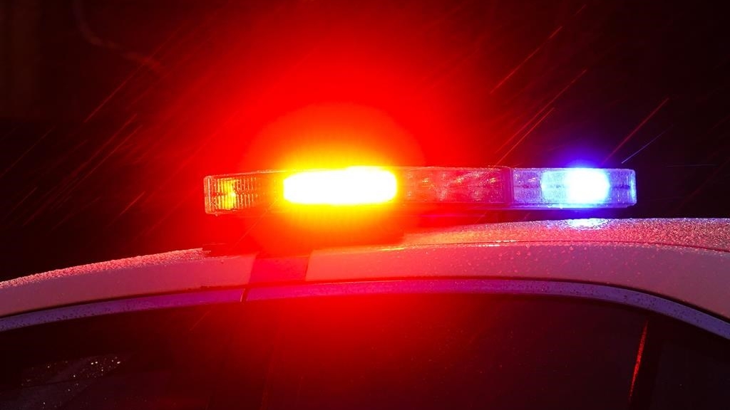 Trois personnes ont été arrêtées à Sherbrooke en lien avec l'agression armée d'un jeune de 25 ans, qui a été attaqué chez lui samedi en fin de soirée.