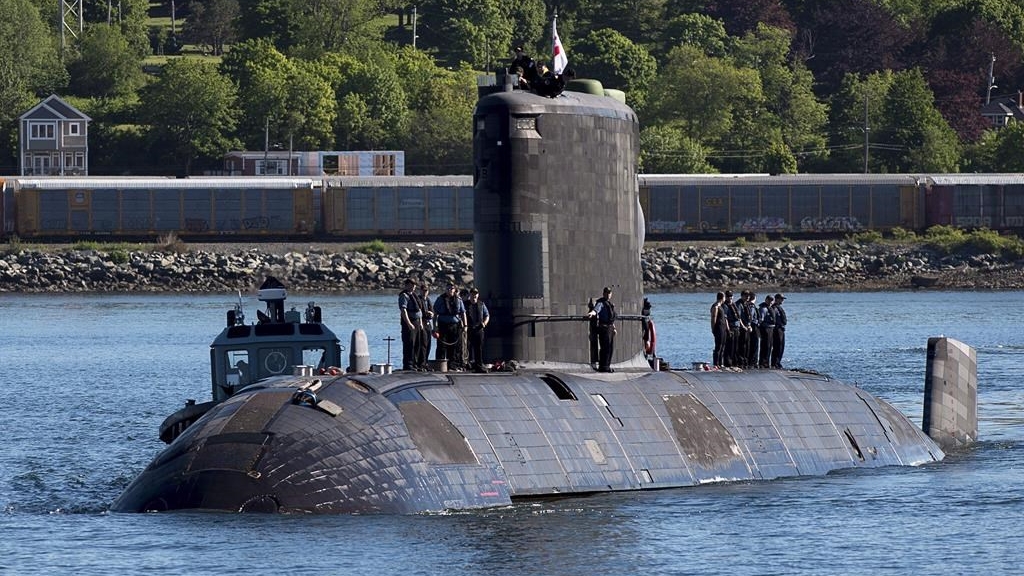 Le NCSM Windsor, l'un des sous-marins canadiens de patrouille à long rayon d'action de classe Victoria, rentre au port à Halifax le 20 juin 2018. 