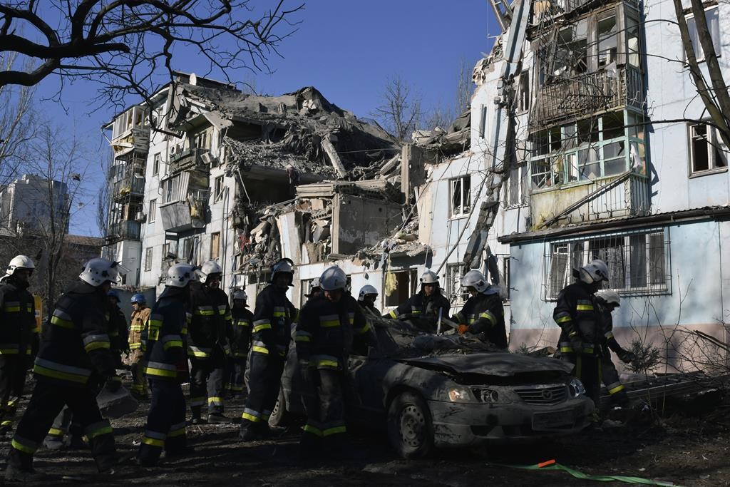Les pompiers des services d'urgence de l'État ukrainien inspectent une maison endommagée après le bombardement russe à Zaporizhzhia, en Ukraine, le jeudi 2 mars 2023.