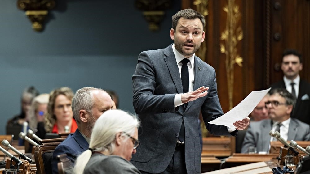 «Est-ce que le premier ministre peut admettre que son budget en matière d'enseignement supérieur finance directement l'anglicisation du Québec?» a demandé le chef péquiste Paul St-Pierre Plamondon.