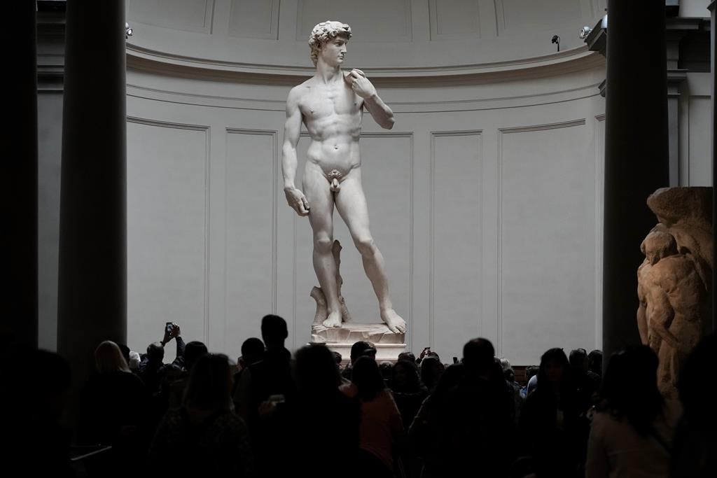 La nudité de la statue de David fait partie d'un débat vieux de plusieurs siècles sur l'art qui repousse les limites et les règles de la censure. 
