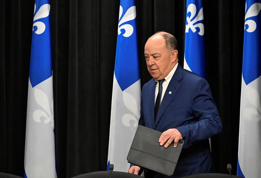 Le ministre de la Santé du Québec, Christian Dubé, participe à une conférence de presse pour parler d'une nouvelle législation sur la santé, le mercredi 15 février 2023 à l'Assemblée législative de Québec.