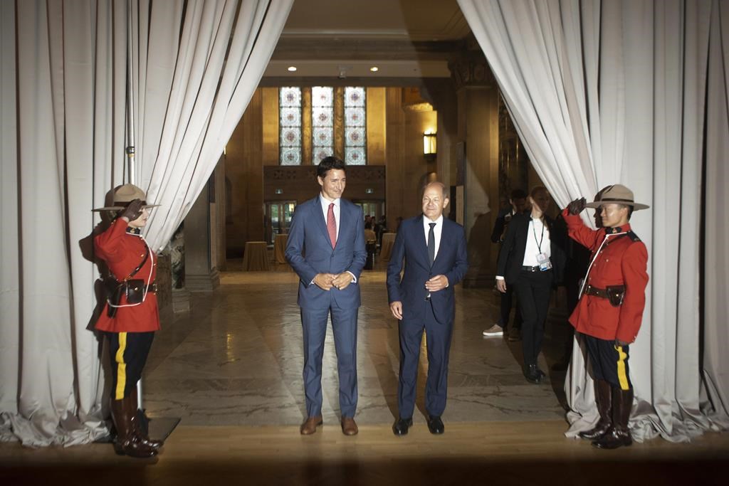 Le chancelier allemand Olaf Scholz a visité le premier ministre Justin Trudeau en août dernier, dans l'espoir de conclure une entente sur l'exportation de gaz naturel liquéfié vers l'Allemagne, qui tente de réduire sa dépendance à l'énergie russe.