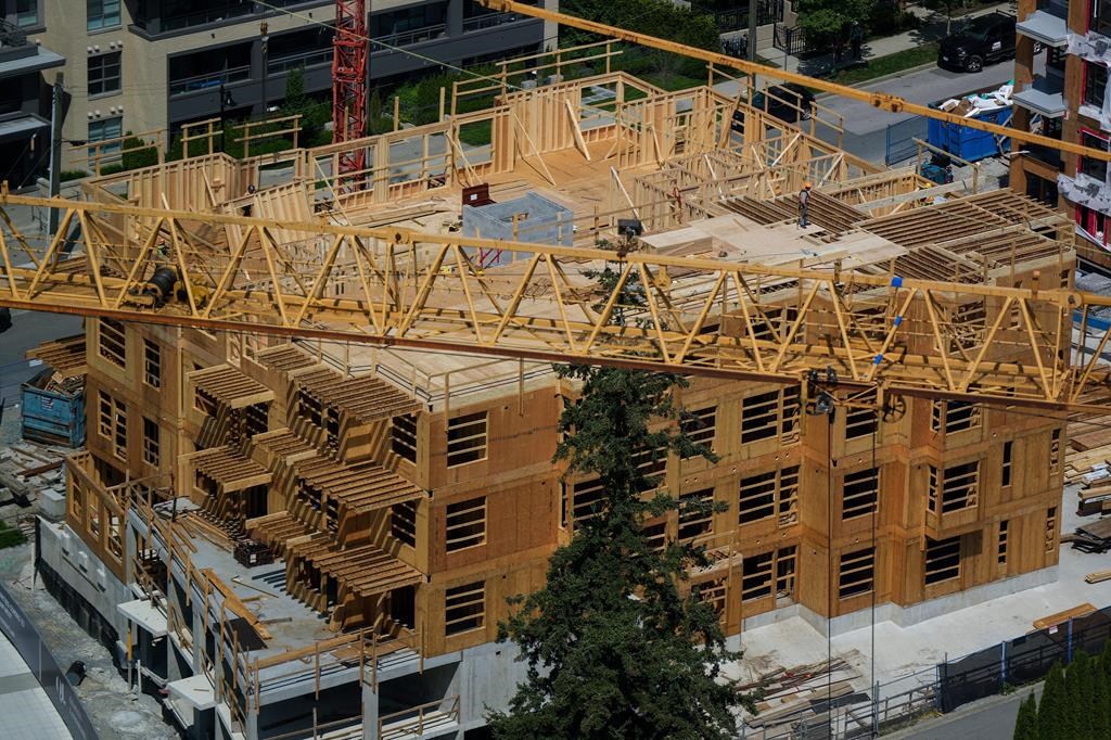 La Société canadienne d'hypothèques et de logement (SCHL) a averti que des millions de logements doivent être construits en moins d'une décennie pour équilibrer le marché, même s'il semble douteux que son propre objectif soit réalisable.