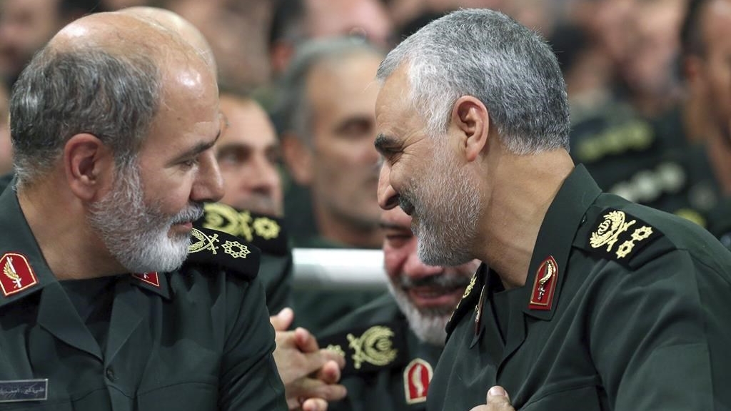 ur cette photo non datée publiée par un site officiel du bureau du chef suprême iranien, Ali Akbar Ahmadian (à gauche), l'ancien chef du centre stratégique des Gardiens de la révolution paramilitaires, est assis à côté du défunt général des Gardiens de la révolution Qassem Soleimani, à Téhéran.