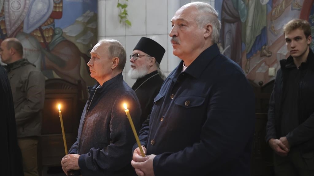 Le président russe Vladimir Poutine, à gauche, et le président biélorusse Alexandre Loukachenko visitent le monastère de Valaam de la Transfiguration du Sauveur, sur l'île de Valaam dans le lac Ladoga, en République de Carélie, en Russie, le 24 juillet 2023. 