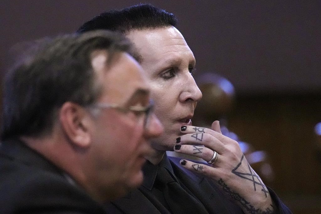Marilyn Manson, dont le nom légal est Brian Hugh Warner, à droite, siège avec son avocat Kent Barker lors d'une comparution devant la Cour supérieure de Belknap, le lundi 18 septembre 2023