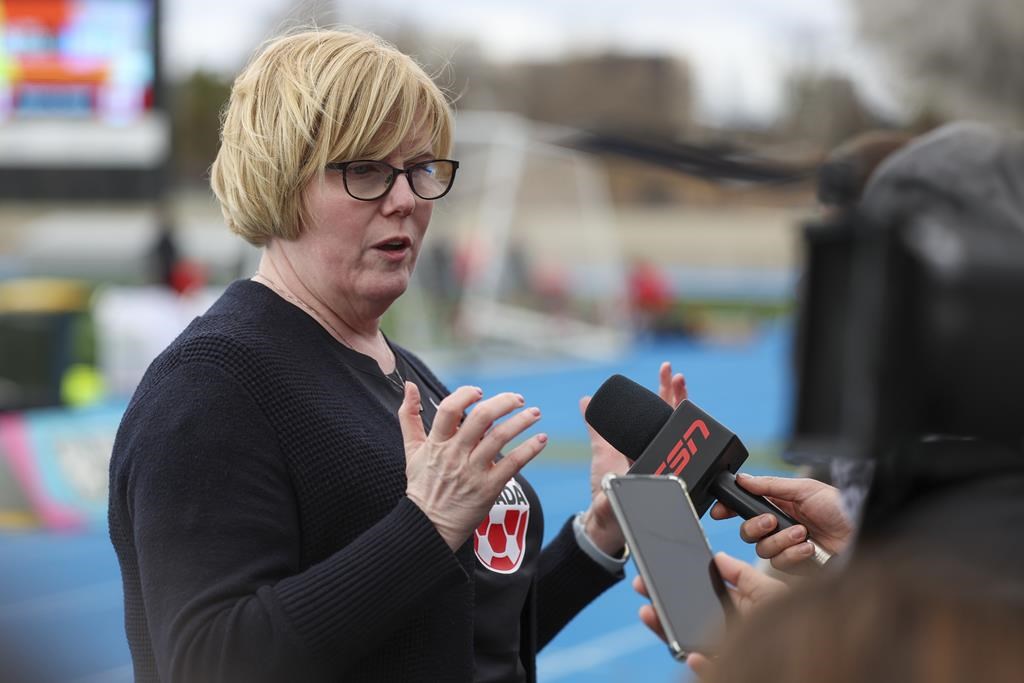 La ministre du Sport et de l'Activité physique, Carla Qualtrough, s'exprime devant les médias lors de la séance d'entraînement du Canada lors de la Coupe du Monde Féminine à Melbourne, en Australie, le dimanche 30 juillet 2023. 