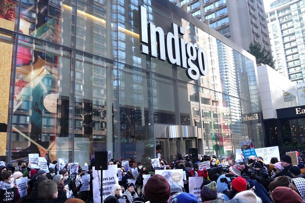 Des manifestants se rassemblent devant un magasin Indigo à Toronto, le jeudi 30 novembre 2023.