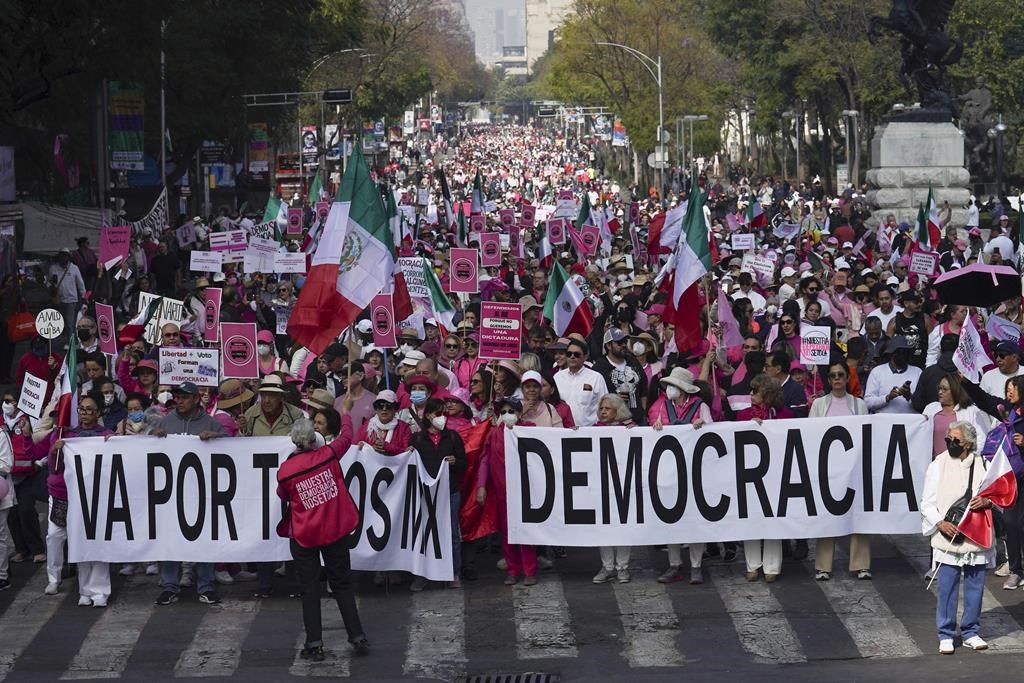 Des milliers de manifestants défilent contre le président mexicain et son parti