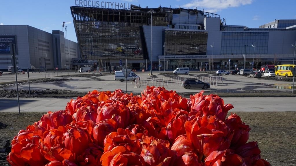 Un bouquet de fleurs devant l'hôtel de ville de Crocus brûlé, au centre, dans la banlieue ouest de Moscou, Russie, le27 mars 2024.