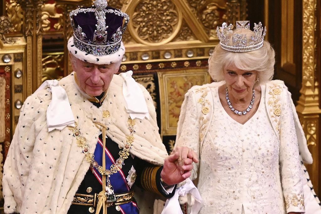 Le roi Charles III et la reine Camilla se préparent à partir après l'ouverture officielle du Parlement, à Londres, le mardi 7 novembre 2023. 
