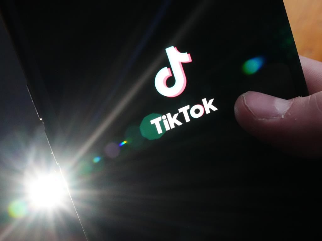 La page de démarrage de TikTok est affichée sur un iPhone à Ottawa, le lundi 27 février 2023.