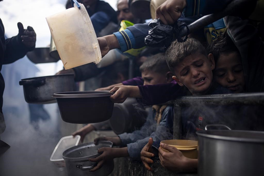 Des Palestiniens font la queue pour un repas à Rafah, dans la bande de Gaza, le vendredi 16 février 2024. Selon le rapport mondial sur les crises alimentaires publié mercredi 24 avril, près de 282 millions de personnes dans 59 pays ont souffert d'une faim aiguë en 2023. La bande de Gaza, déchirée par la guerre, est le territoire qui compte le plus grand nombre de personnes confrontées à la famine.