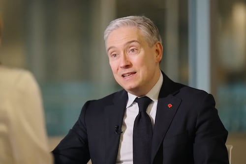 François-Philippe Champagne fait son bilan en jouant au baby-foot
